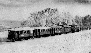 <b>Ein typischer Personenzug der Windbergbahn ab 1912 bestehend aus Lok BR 98.0, Packwagen und drei Windberg-Aussichtswagen kurz vor dem Haltepunkt Boderitz-Cunnersdorf zeigt diese Aufnahme von 1936.</b><br /><i>Foto: Archiv Windbergbahn e.V.</i>
