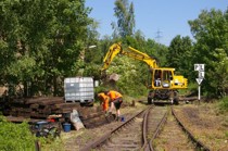 <b>Vereinsmitglieder beim Vorbereiten der Holzschwellen für die Gleisbaumaßnahme</b><br /><i>
Foto: Gerald Wolf</i>